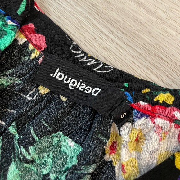 DESIGUAL “Amore” Designer Pretty Black & Colorful Floral Top. Size S - Picture 7 of 10